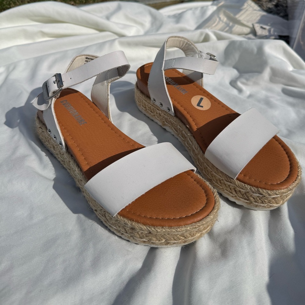 Cushionaire White Platform Espadrille Sandals - size 7
